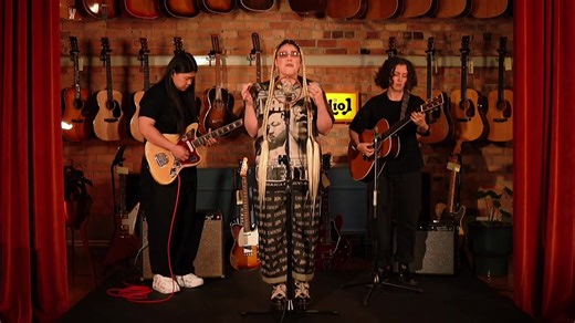 Maori Girls and Vintage Guitar Vibes in Aotearoa