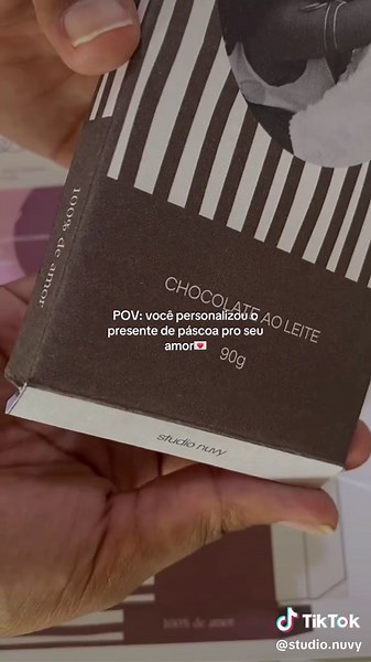 TEMPLATE DISPONÍVEL NA MINHA LOJA!💌🍫🐰 Presentes feitos a mão tem um toque especial né?🥹 Por isso desenvolvi esse arquivo de Páscoa superrr fácil de editar no canva, vem 8 cores e um brinde especial para deixar sua Páscoa ainda mais especial!💌 Gostou da ideia? Comenta que eu te envio o link do arquivo!💡 #pascoa #presentepascoacasal #ideiacasal #templatecanva #ideiadepresente