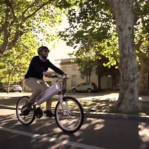 1.5M views · 6.1K reactions | Ahorrá tiempo y dinero con una bici eléctrica. VR, la primera ebike de latinoamérica te invita a subirte al futuro. Obtené la tuya hoy en blanco o en negro, con la variante de potencia y autonomía que más te guste ;) | Rodar | Facebook