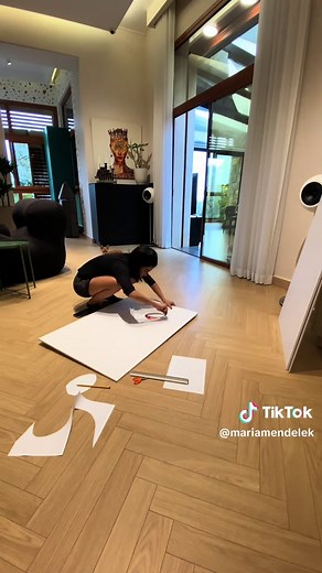 Slightly obsessed is an understatement 👻 My haunted tree is guarding the door this Halloween 🎃🕸️ #DIY #diyhalloween #hauntedtree