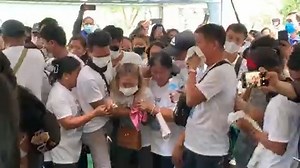 PANOORIN: Naging emosyonal ang mga kaibigan at pamilya sa libing ng pinaslang na OFW na si Jullebee Ranara sa Golden Haven Memorial Park, Las Piñas ngayong Linggo. | via Robert Mano, ABS-CBN News | ABS-CBN News