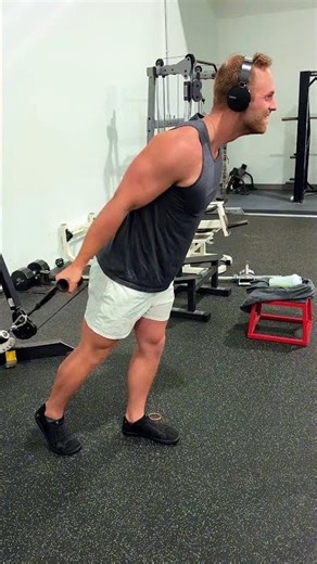 BAYESIAN CURLS 😎 Give these a shot on your next arm day 💪