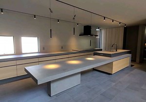 山田別注ステンレス有限会社 on Instagram: "ステンレス天板(ホットバイブレーション)とモールテックスカウンターとのコラボKitchen IH側のキャビネットは全長6300!! 弊社製作最長Kitchenとなりました。 ダイニングテーブルと一体化したKitchen 扉はオーク突き板柾目を使用されてます。 3枚目は完成イメージのパース図面です。 完成写真と相違ないと思いませんか? ご家族がいつまでも楽しく集う場所で ありますように🍀 ありがとうございました。 #グランアーキテクト #コラボハウス #アラタ #モールテックス #ホットバイブレーション #ステンレス天板 #ステンレスカウンター #モールテックスカウンター #オーダーキッチン #orderkitchen #Kitchen #Mortex #山田別注ステンレス #愛媛 #ミーレ食洗機 #ミーレIH #miele #delta #dodl-1251 #アリアフィーナブラックフード"