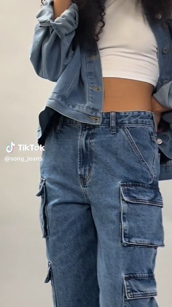 these baggy cargo jeans are seriously the best “hot girl” jeans 🫶🏼 #songjeans #song4u #fashion #baggyjeansoutfit #femaleledbusiness #cargopants #howtostylecargos #winterfashion #schooloutfits