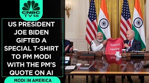#WATCH | US President Joe Biden gifted a special T-Shirt to PM Modi with the PM's quote on #AI #USWelcomesModi #PMModiUSVisit #ModiUSVisit2023 #NarendraModi #HistoricStateVisit2023 | CNBC-TV18