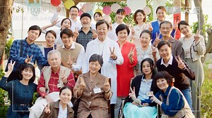 憶起回家 創造新的記憶《你好，我是誰2》Still Me #搶先看 #精彩大結局 🎬現正熱映中，周一至周五晚間八點 📺大愛電視、大愛劇場YT 首播 #大愛劇 #你好我是誰 #失智症 照顧者、被照顧者的身心同樣重要， 大林失智症團隊用心設計， 像家一樣溫馨的喘息空間， 對失智症病患和家屬來說， 友善的交流，對漫漫長照路有莫大助益。 失智雖不可逆，但愛與互助， 可以無限大！ ------------------------------------------------------------ 最溫馨的大愛劇《你好，我是誰2》Still Me 🎬現正熱映中，周一至周五 晚間八點 📺大愛電視、大愛劇場YT 首播 📝出演演員｜寇世勳 Johnny Kou 崔佩儀 尹昭德 洪小鈴 朱芷瑩Zhi-Ying Zhu 林玟誼 傅小芸 劉曉憶 李運慶好=你運氣好 陳慕義 謝其文 共欣賞 謝瓊煖 江祖平Fans' World #班鐵翔 李又汝 Yogurt 許瀞蔆Yuki粉絲團 Kiki-林萱瑜 寇家瑞 劉秀雯粉絲團 璟宣 Elissa 樊仲哲 Teddy 王為 何璦芸 瑜伽美少女 演藝 田家達