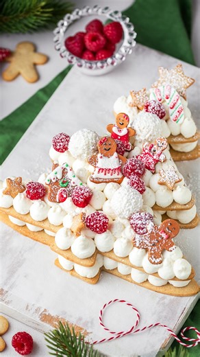 Sara Querzola | Fiordifrolla on Instagram: "🎄 Cream Tart di Natale Un dolce natalizio scenografico, pensato per le feste, per la tavola di Natale o come dessert da condividere. Due strati di pasta frolla speziata, una crema al mascarpone e una decorazione completamente personalizzabile in base ai gusti e all’occasione. Io ho scelto lamponi, cioccolatini al cocco, decori in zucchero natalizi e biscotti speziati ricavati dai ritagli di pasta frolla. È la base perfetta per chi cerca un dolce elega