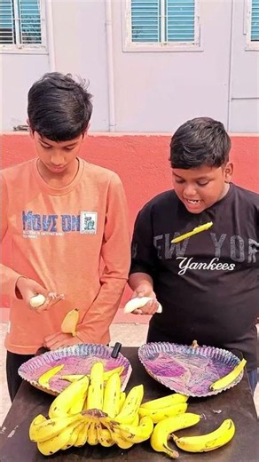 ​1 Hand Banana Eating Challenge! 🍌✋ Jo pehle khayega, Cash le jayega! 💸 #shorts