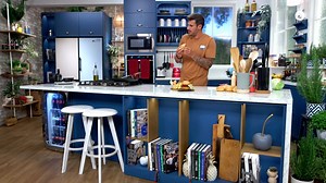 93K views · 8.2K reactions |  Ε-Ε-ΕΡΧΕΤΑΙ νέα σεζόν #KitchenLabTV!  Με νέα υλικά, μυστικά και τεχνικές... για επιτυχημένες -μόνο - συνταγές! Από αύριο και κάθε ΣΚ στις 16:40 στον Alpha TV!  | Akis Petretzikis | Facebook