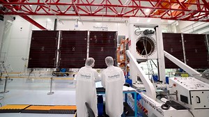 Very rare and impressive images of #SWOT French-American satellite. For the first time on a large-scale satellite, a simultaneous Solar Array deployment was spotlighted in Thales Alenia Space ’s clean rooms of Cannes. This test phase is fully identical to the Satellite flight sequence in Space. A joint mission between CNES & NASA, with contributions from Canadian and UK space agencies , #SWOT satellite will literally revolutionize modern #oceanography. Stay tuned for upcoming program milestones!