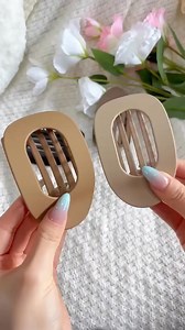 🇳🇿 New Zealand wide Fast & Free Shipping 🚚 “These are the BEST hair clips!!! No more banging my head on the car headrest or sofa. I can finally drive, relax, and even nap without that painful poke in the back of my head – and they still hold my thick hair perfectly all day!” – Rena D. ⭐⭐⭐⭐⭐ ❣️ Drive, Rest & Style Without the Pain! The Luxe DriveComfy Hair Clip is designed with a unique flat-back so you can lean on car seats, pillows, or chairs without discomfort – all while keeping your hair 