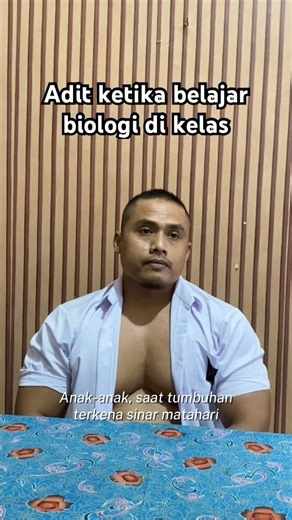 Adit belajar biologi di kelas