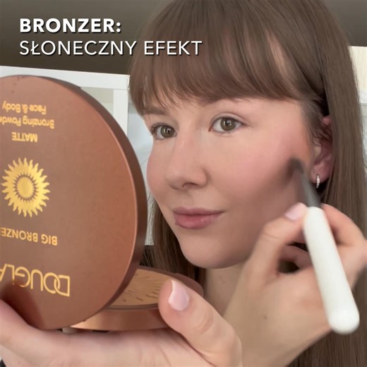 Codzienny glow czy efekt na wielkie wyjście?💫 Z Douglas Collection możesz mieć jedno i drugie, 🥰 dzięki pielęgnacyjnym formułom, które współpracują ze skórą i podkreślają to, co w niej najpiękniejsze. ✨ Wypróbuj je teraz i sprawdź, które wpiszą się w Twój rytuał. 💞 Przy zakupach za min. 249 zł w perfumeriach stacjonarnych odbierzesz zestaw pędzli do makijażu. 💋 Douglas Collection Skin Augmenting BB Cream SPF 25, 1209147 🥰 Douglas Collection Make-Up Big Bronzer – Matte, 1124432 🛍️ Douglas C