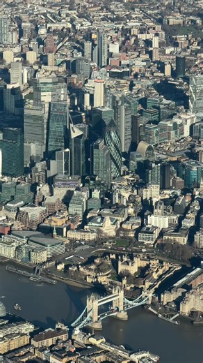 Unforgettable Flight Over London: A Cloudless Landing