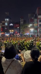 Đang tiến vào lễ đài là "Khối bắn tim" với người dân 🫰 📸 Chrissy | K Love