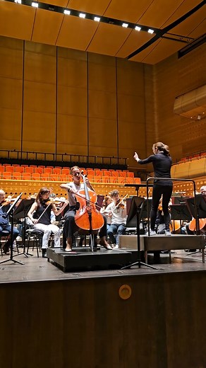 🎻Top celliste Sol Gabetta en het Antwerp Symphony Orchestra maken zich klaar voor het Openingsconcert met Sol en Elim, vrijdagavond 29 september om 20u. Samen trakteren ze jou op een greep uit het oeuvre van Martinu, Goebajdoelina en Stravinski. Een niet te missen avond voor iedereen die houdt van de warme cello-klanken. 📻Voor wie niet in de Koningin Elisabethzaal geraakt, wordt het concert live uitgezonden op Klara . 👉Koop nog snel jouw tickets voor ons openingsconcert via www.antwerpso.be/o