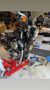 Shed time 😎 Front-end out to replace fork springs with Ikon Suspension progressive springs. New fork oil, and then finish it off with Screamin’ Eagle fork brace. How’s your Saturday? Heavy Duty magazine #ridewithus #intheshed #MakeItBetter #heavydutymagazine #IkonSuspension | Heavy Duty magazine