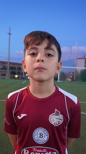 Punizione da sogno per Barbato, che veste la maglia della S.S.D. Brothers e lascia tutti senza fiato contro l’Arci Scampia, categoria 2015. Run-up deciso. Silenzio. Il pallone che parte… e il resto è pura poesia. 🎯🔥 Complimenti campione, siamo fieri di TE ! | ASD Brothers Napoli