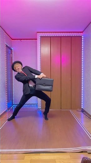 カバンが空中で固定されてしまった会社員の動きがヤバすぎる‼︎ This guy's movements are crazy as his bag gets stuck in mid-air🧳