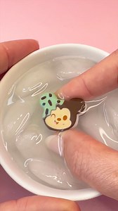 Watch this! 👀 Disney Munchlings change colors in cold water. 💦🧊#disneymunchlings #colorchange #watchthis #tinytoys #miniatures | Viveez Mini World