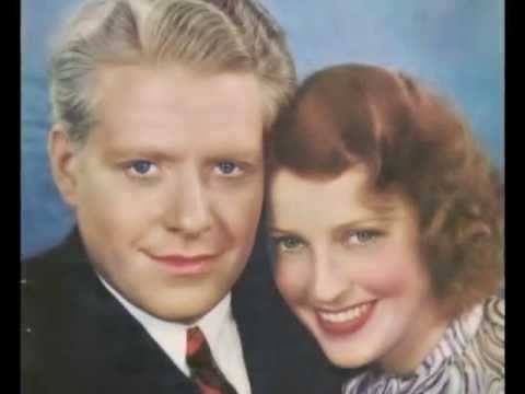 Jeanette MacDonald and Nelson Eddy sing "Smilin' Through"