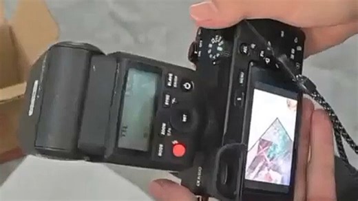 佳能 Speedlite 430EX II 十年不换代，稳定闪光效果让室内拍摄更轻松，人像补光自然，新手也能拍出专业感。