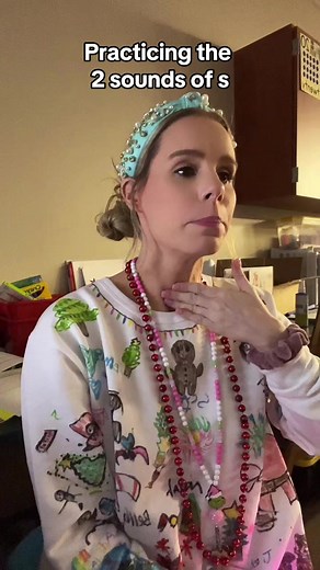 We’ve been learning the second sound for s! One of the times we hear the /z/ sound for s is when it comes after a voiced consonant! For example: the word sobs. B is voiced so the s at the end of the word says /z/ …. S at the beginning of a word says /s/ #phonics #ssound #lettersounds #lettersandsounds #teachingreading #s#scienceofreadinginstructions#scienceofreadings#sort#teachingontiktokt#teachingideasm#mappingwordsb#blendings#segmentingsoundsr#reading#p#phonicst#teacheractivitiesk#kindergarten