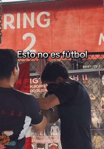 El kickboxing no es solo condición física: ES IMPACTO REAL. A diferencia del fútbol, donde el contacto es mayormente accidental, en los deportes de contacto el golpe es el objetivo: puños, patadas y rodillas dirigidas al cuerpo y a la cabeza ☠️ Esto aumenta el riesgo de conmociones, fracturas y daño neurológico, incluso con protección. Más peligro, más exigencia… y también más respeto por quien se sube al ring 🥊🔥 #kickboxing #sparringday #training #viral #fyp
