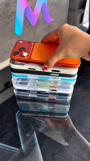 La M Store | iPhone, Mac, Accesorios Apple, 📍Acacías. on Instagram: "Uno baja… y aparece otro 😮‍🔥 Así de fácil encuentras el forro perfecto para tu iPhone 17 Pro Max. Diseños brutales, protección top y estilos para todos los gustos ✨📱 Desliza, mira bien y dime… ¿cuál es el tuyo? 👀🔥 📍 Disponibles en Mac Store #iPhone17ProMax #ForrosiPhone #MacStore #AppleAccessories #ProtecciónPremium"