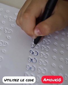 "On la reçu en 48h, ma fille l’adore déjà ! Ça va beaucoup l’aidé pour l’apprentissage de l’écriture c’est génial! Merci" 🙏🏼 Une méthode révolutionnaire recommandée par des enseignants, des médecins, des thérapeutes, des psychologues et plus de 25.000 enfants heureux en France ! Le cadeau idéal pour l'éducation de votre enfant🎁 La symbiose entre la perception kinesthésique (mémoire musculaire) et la perception visuelle (mémoire visuelle), en utilisant des rainures de la plus haute qualité. Le