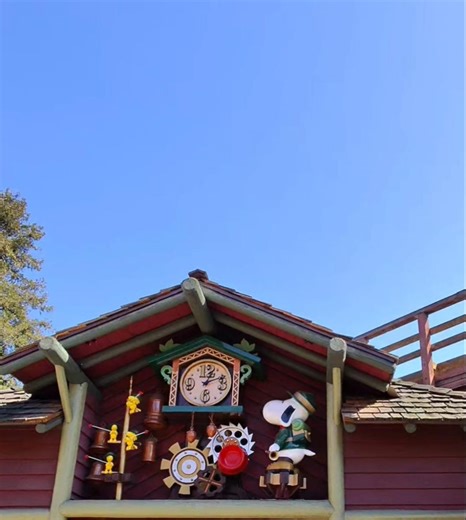 Snoopy clock #snoopy #amusementpark #knotts #southerncalifornia #meta #ticktock #clock