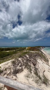En Cayo Coco se encuentra una de las maravillas naturales menos conocidas del Caribe: la segunda duna de arena natural más alta de América. Este imponente sistema dunar ofrece una vista panorámica única, donde el mar turquesa y la vegetación costera se combinan en un paisaje que sorprende por su amplitud y belleza. Subirla permite apreciar la forma en que el viento modela la arena y cómo el entorno permanece casi intacto, creando una sensación de inmensidad y calma. Es un punto ideal para quiene