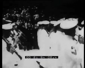 In questo video , il presidente francese Albert Lebrun stringe la mano al direttore della banda della Regia Marina, Pietro Aghemo🎺🇮🇹🇫🇷 Un momento simbolico delle relazioni tra Francia e Italia negli anni ’30, conservato in queste rare immagini d’epoca. ©️Cineteca Luce | Mondo Banda