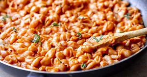 Gigi Hadid Pasta - Spicy Vodka Sauce Pasta Recipe Sans Vodka