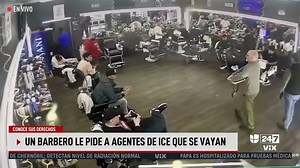 🎥 Barbero confronta a agentes de ICE e impide operativo en su negocio: no tenían orden judicial. ✅ Sigue esta y más noticias las 24 horas en ViX. 👉 https://bit.ly/3y1dWSe | Univision Noticias