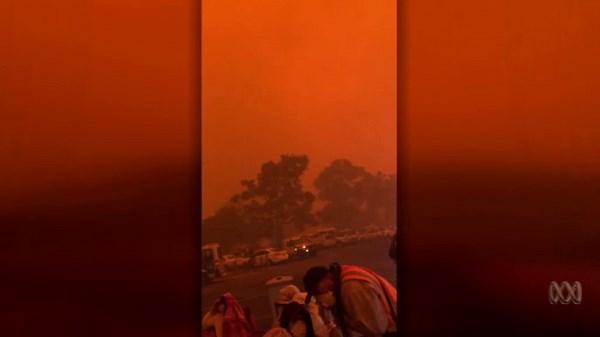 Mallacoota residents and holidaymakers describe 'apocalypse' as Victorian bushfire approaches