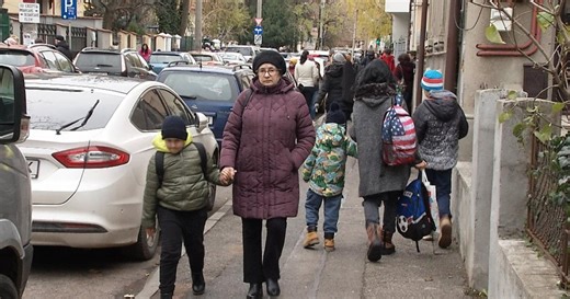 Programul Centenar Junior. Ultima lună în care părinţii pot câştiga 600 de lei de la stat