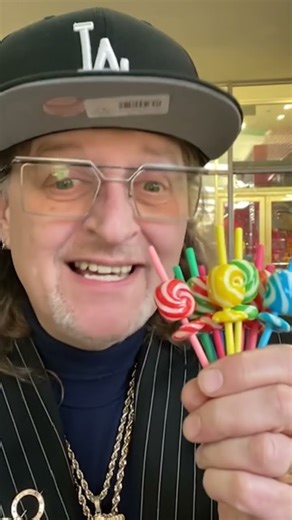 ROBERT DRISCOL IN CHARGE OF CANDY FOR CHILDREN #predator #childmissing #abductions #molestia