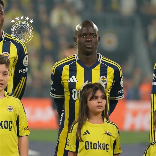 Con N’Golo Kanté siendo el mediocentro del Fenerbahçe, Edson Álvarez 🇲🇽 no va a jugar nunca. Que futbolista es el francés. El último partido del ‘Machín’ previo a su lesión y operación fue el 2 de febrero, es decir, hace dos meses. Ahora está cerca de volver pero está claro que no lo hará como titular. El Mundial se juega en dos meses y llegará con muy poco rodaje. En este sentido, Erik Lira estaría encaminado a ser el titular con Javier Aguirre. Qué difícil situación para Edson, quien no será