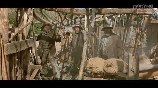 Le film est né de l’admiration de Sergio Leone pour le western comique initié par le duo Terence Hill / Bud Spencer. Henry Fonda, icône du western classique sérieux, a accepté le rôle pour jouer avec sa propre légende — une rare auto-dérision à l’époque. Ce passage de relais entre deux générations de westerns est l’une des raisons pour lesquelles le film est devenu culte 🤠🎬 | Les Meilleures Scènes