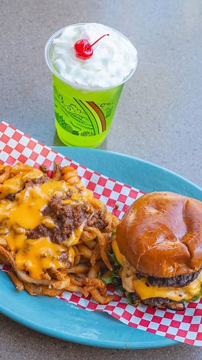 This November, Throw Back Alley serves up comfort classics worth craving — from chili cheese curly fries to a diner-style smoked turkey sandwich with cranberry and gravy. Join us at Splash Bar every first and third Friday of the month. #throwback #throwbackalley #honolulu #foodie #waikikieats | Sheraton Princess Kaiulani