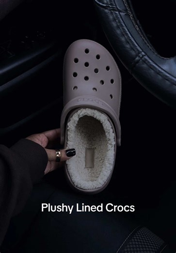 These fuzzy lined crocs are so cozy 🧸 ☁️ These shoes can be worn outdoors or indoor. Staying warm in these crocs with the plushy lining