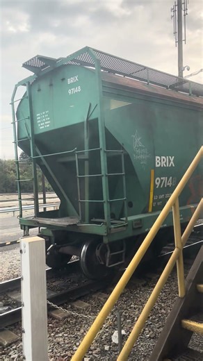 Pair of Hopper Cars rolling at the CSX Hump Yard in Nashville!! #train #csx #railfanning