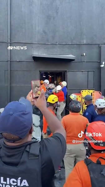 As equipes de resgate seguem pelo segundo dia consecutivo em busca de sobreviventes após o desabamento do teto de uma boate na capital da República Dominicana, ocorrido na madrugada de terça-feira (08). Segundo o Centro de Operações de Emergência, o número de mortos é de ao menos 113, enquanto mais de 150 pessoas ficaram feridas no colapso da estrutura. Imagens divulgadas pela Defesa Civil Dominicana mostram o momento em que socorristas são aplaudidos ao retirarem vítimas com vida do local, carr