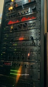 When we talk about vintage hi-fi, Japan usually comes first. Sometimes the United States. More rarely Europe. Yet in the 1970s and 1980s, South America also had a very active audio scene. Cygnus is one of those brands now largely forgotten outside its original market. Mainly active in Brazil and Argentina, Cygnus produced a full range of domestic hi-fi electronics at a time when stereo systems were becoming both cultural objects and serious technical equipment. Integrated amplifiers, FM tuners, 