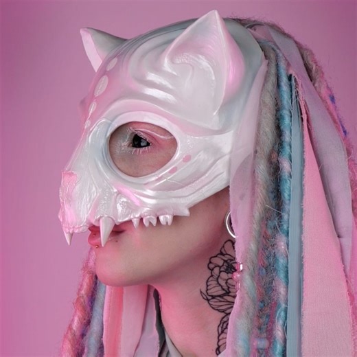 Spring is coming, so let's celebrate this with a new headdress. It's inspired by the beautiful bright colors of spring when all the trees and little flowers are slowly starting to bloom. I always enjoy creating these headdresses when I have some spare time between my bigger projects. The next moths I will be quite busy with costume projects, so I guess there will ne no more headdresses until september. This cat headdress and also a fox headdress with the same colors are now availabe in my shop. 