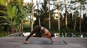 6:30am Bali 🌿🤘🏻 So ein Yogaplätzchen im Freien ist schon ein wahrer Genuss!!! Hach :-) . Hier seht ihr ein knappes Stündchen in eine Minute gequetscht ^^ . In der Yoga Challenge steht heute übrigens auch der 60-Minuten-Flow auf dem Plan! #DAY14 Traut euch, die Einheit ist absolut machbar und ihr werdet euch danach sooooo gut fühlen! . Die Zeit vergeht dabei wie im Flug, das merkt ihr gar nicht. Am besten gar nicht lange Fackeln - Matte ausgerollt und los geht’s! Link zum Flow: https://m.youtu