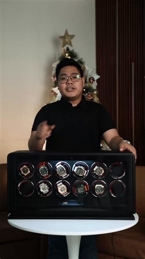 𝐋𝐮𝐱𝐮𝐫𝐲 𝐭𝐡𝐚𝐭 𝐒𝐏𝐄𝐀𝐊𝐒 𝐰𝐢𝐭𝐡𝐨𝐮𝐭 𝐚 𝐰𝐨𝐫𝐝. The 𝘼𝙧𝙩𝙝𝙪𝙧 𝘿𝙞𝙖𝙢𝙤𝙣𝙙 𝙎𝙚𝙧𝙞𝙚𝙨 (12 𝙎𝙡𝙤𝙩𝙨), crafted for those who know that real power doesn’t need to shout. Built to showcase your legacy and protect what defines your success. Every piece radiates confidence, elegance, and mastery. 𝙁𝙚𝙖𝙩𝙪𝙧𝙚𝙨 𝙞𝙣𝙘𝙡𝙪𝙙𝙚: ✅ 12 Slots for Automatic Watches ✅ High-Quality Leather Material Finish ✅ 3 Modes of White LED Light on Top ✅ Customizable RGB Lighting per Slot ✅ Manu