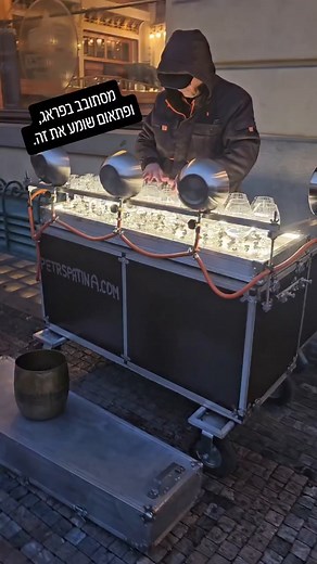 140K views · 5K reactions | מבטיח לכם שהוא לא שם לב שאני ישראלי. סתם ככה ברחובות פראג. תכלס, מחווה מרגשת. @noam_jacobson_ | סטטוסים מצייצים | Facebook