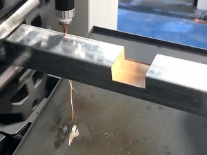 方管对扣激光切缺口。Laser cutting notches for square tube fasteners.